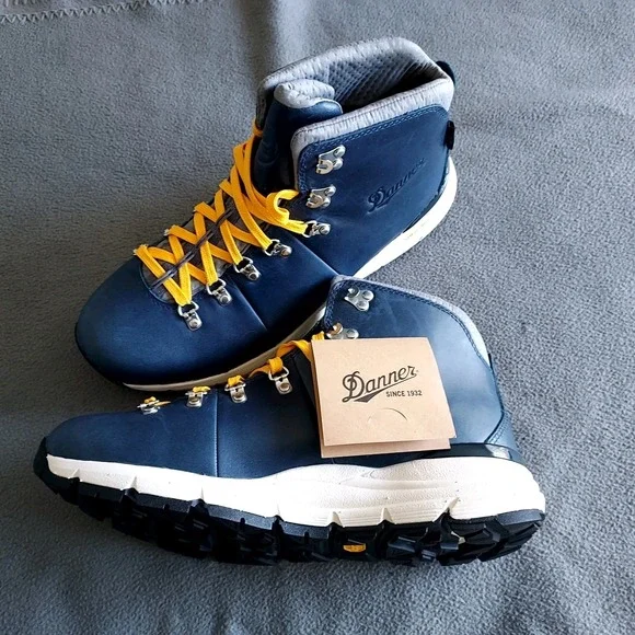 DANNERMountain 600 4.5 Men 10.5 Leather WaterproofVibram Sole Blue Boots NEW
